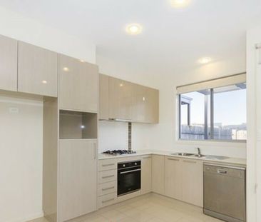 Light Filled Spacious Townhouse - Photo 4