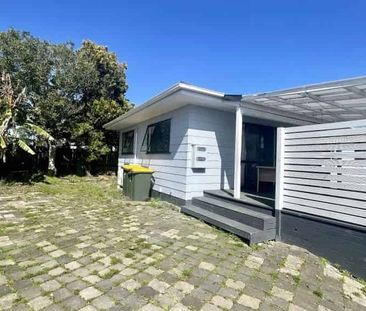 Fully fenced Charming 3BR Home with Deck & A/C! - Photo 5