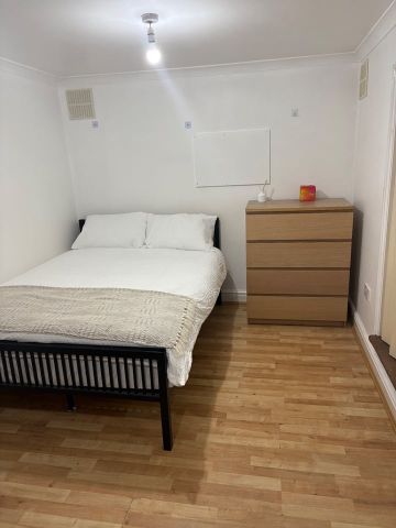Room in a Shared Flat, High Road Leytonstone, E11 - Photo 2