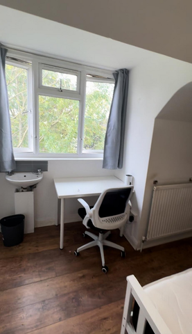 1 bedroom in a house share to rent - Photo 3