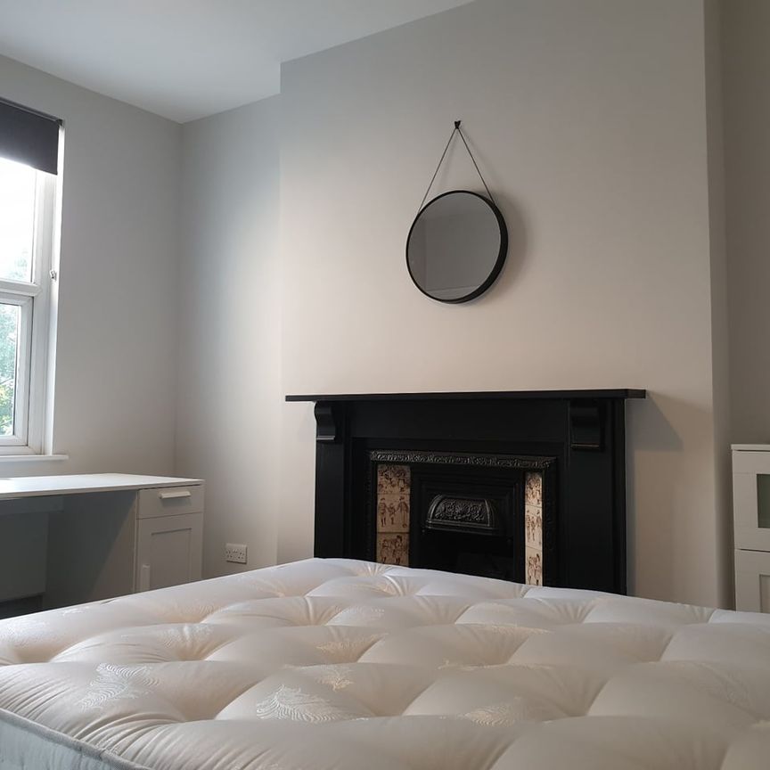 5 Bed Semi-Detached House, Radcliffe Road, NG2 - Photo 1