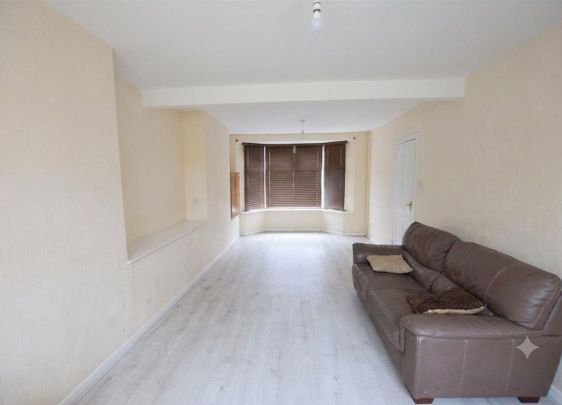 3 bedroom commercial to rent - Photo 1