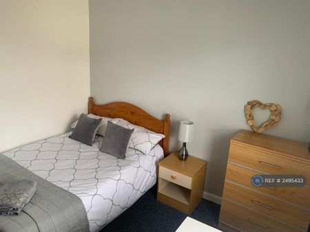 6 bedroom detached house to rent - Photo 5