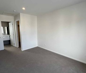 Modern 2-Bedroom Townhouse with Private Courtyard - Secure & Stylis... - Photo 2