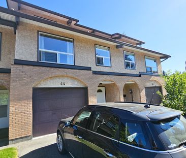 Bright And Spacious Townhouse Backing Onto Green Space Canyon Meadows. - Photo 6