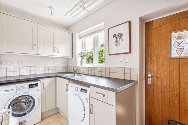 Extended and thoughtfully refurbished, offering well-appointed, bright and spacious accommodation. Located within the desirable village of Winchmore Hill. - Photo 1