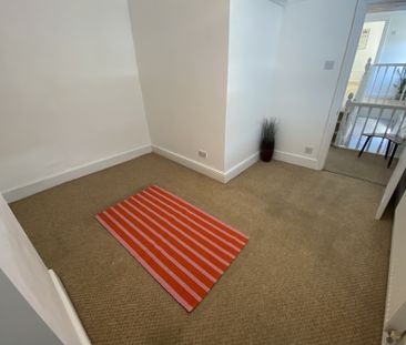 £1,400 PCM, Spacious Three Double Bedroom Maisonette with Enclosed ... - Photo 2