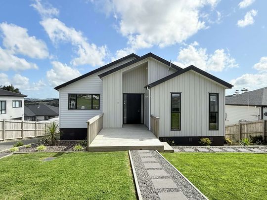 Nearly new family home in Orewa - Photo 1