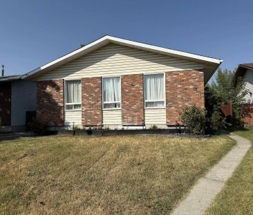 Bright & Spacious 3-Bedroom, 2-Bath Upstairs Rental — 3 Bedrooms House - Photo 1