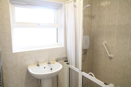 1 bedroom in a house share to rent - Photo 4