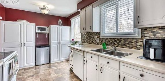 5 bedrooms, 2 full bathrooms house for lease - Photo 2