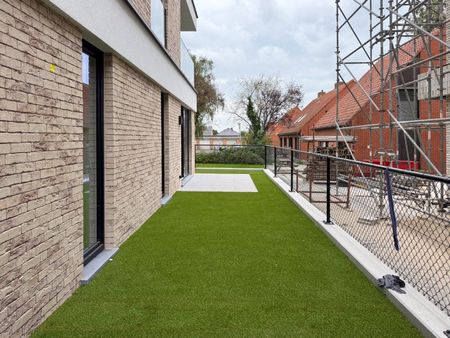 Prachtig gelijkvloersappartement met 2 slaapkamers, ruime tuin en garage. - Photo 4