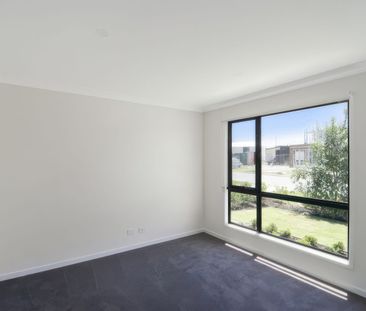 Contemporary Living in a Parkside Setting - Photo 4