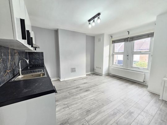 3 bedroom flat to rent - Photo 1