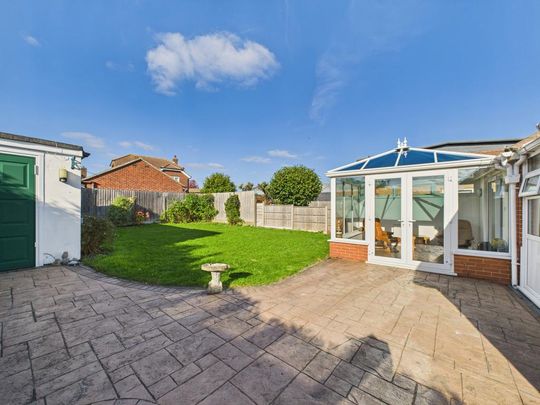3 bedroom detached bungalow to rent - Photo 1