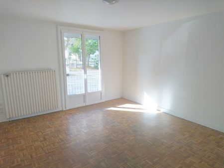Appartement T3 de 58 m² en bon état avec un parking privé, un cellier et garage à vélos. - Photo 4