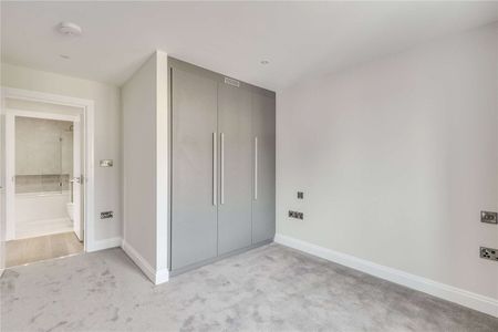 Large 2 bedroom, 1st floor apartment in small new build development with parking - Photo 2