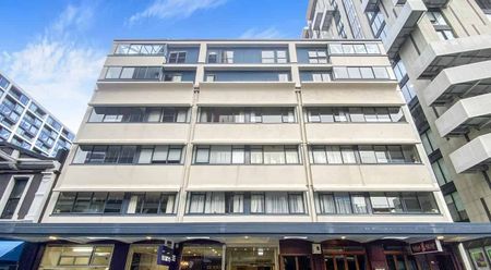 Spacious and central - Photo 3