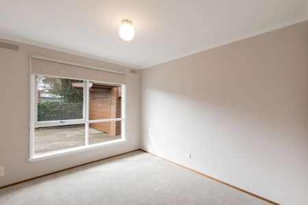 WELL MAINTAINED FAMILY HOME IN GREAT LOCATION - Photo 3