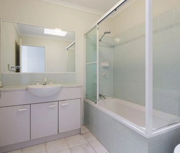 Spacious 3-Bedroom Villa in Quiet Carindale Village with Pool Access - Photo 2