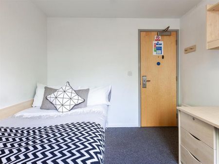 1 bedroom in a flat share to rent - Photo 5