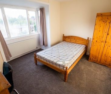 3 Bed Semi-Detached House, Hill Lane, SO15 - Photo 2