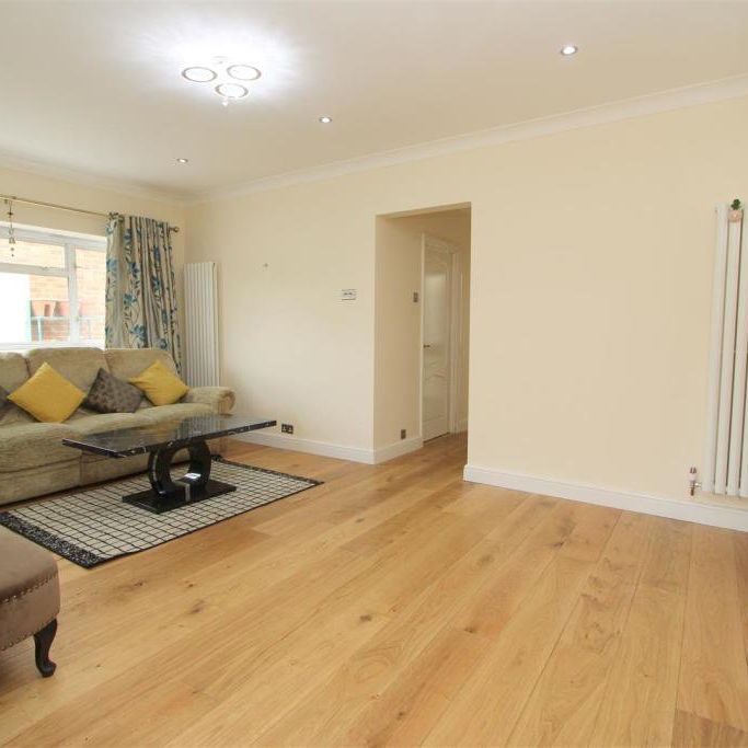 3 bed Semi-detached bungalow in Benfleet Close , Sutton, SM1 3SD - Photo 1