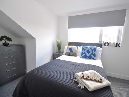 Professional Houseshare GL1 Room 4 - Photo 1