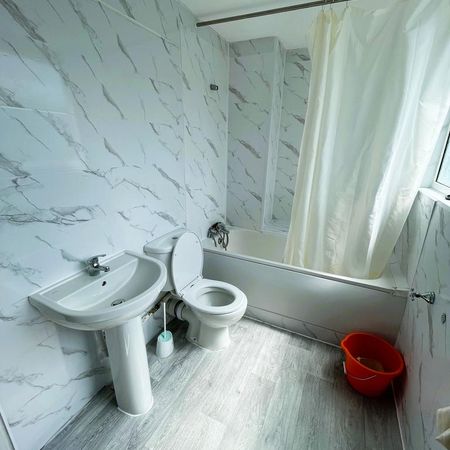 1 bedroom in a house share to rent - Photo 4