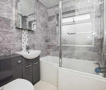 4 bedroom semi-detached house to rent - Photo 4