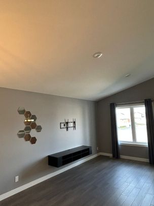 Evergreen - 3 Bedroom/2 Bathroom Upper - 507 Evergreen Blvd - Photo 1