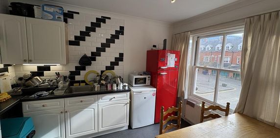 1 bedroom in a house share to rent - Photo 2