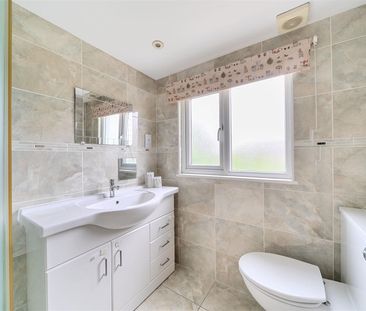 4 bedroom house - mid terrace - Photo 2