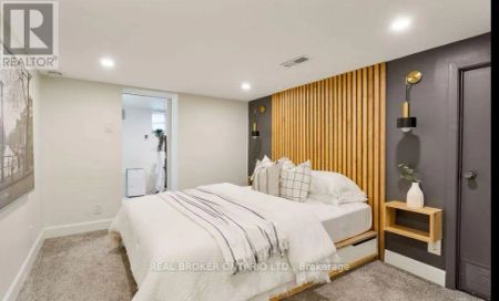 211 MARKHAM STREET - Photo 2