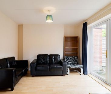 4 bedroom end of terrace house to rent - Photo 1