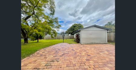 Huge backyard - Photo 3