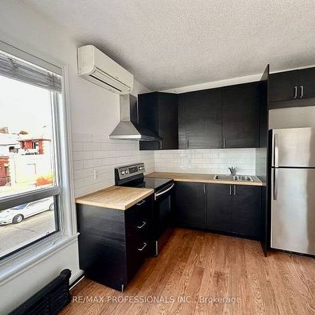 CUTE AND CHARMING 1 BED UPPER FLR UTILITIES INCLD - Photo 1