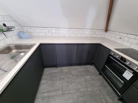 3 bedroom flat to rent - Photo 4