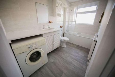 Dover Road, Folkestone, CT20 - Photo 5