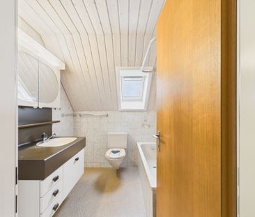 Charmante 2.5-Zimmer-Dachwohnung mit viel Licht und Aussicht - Foto 4