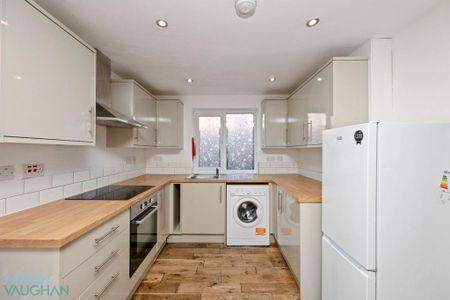 4 bedroom end of terrace house to rent - Photo 4