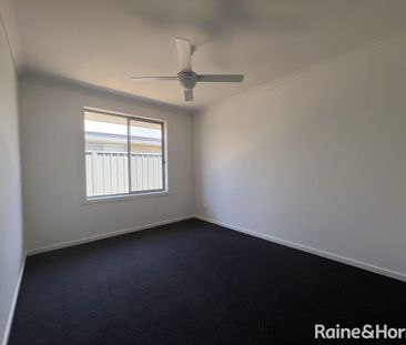 4 Bedroom Home Family Home! - Photo 3
