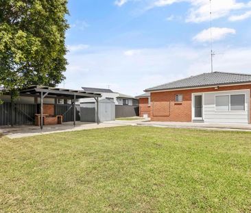 3 bedroom home with separate 1 bedroom residence - Photo 2