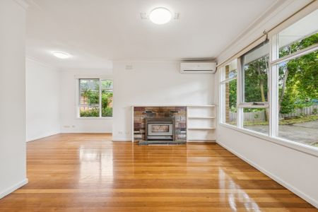 Freshly Painted Family Home in a Prime Doncaster East Location - Photo 5