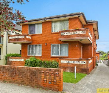 Tidy Updated Top Floor Front 2 Bedroom With Garage - Photo 1