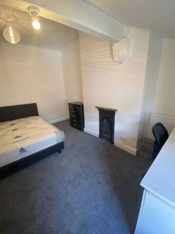 4 bedroom terraced house to rent - Photo 2