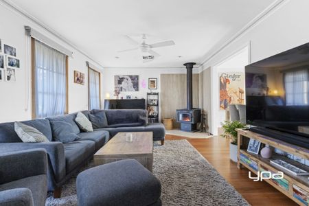 Great Court Location home that ticks all the Boxes. - Photo 3