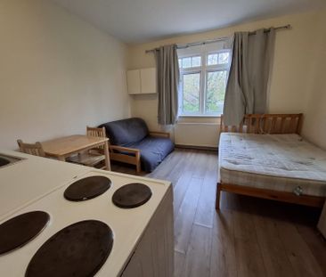 Colney Hatch Lane, London - Photo 4