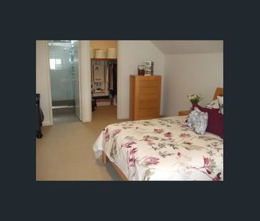 Great Location in block of 8 apartments. - Photo 4