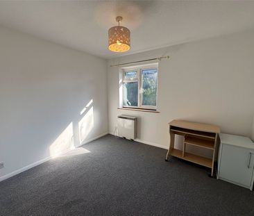 Alexandra Road, Aldershot, Hampshire, GU11 - Photo 3